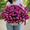 101 малиновый пион Флеминг в корзине